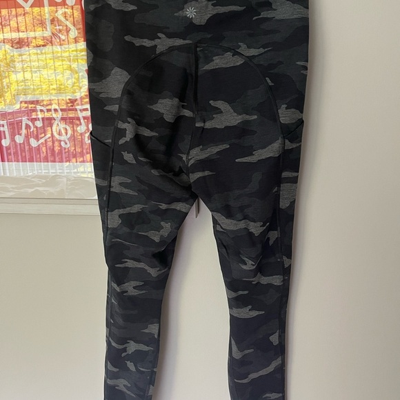 Athleta Ultimate Camo 7/8 Tights with Stash Pockets Size Small - Picture 5 of 14